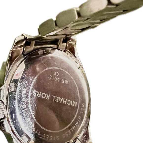 Michael Kors Women's MK5612 Blair Analog Display Analog Quartz Silver Watch - Picture 10 of 16